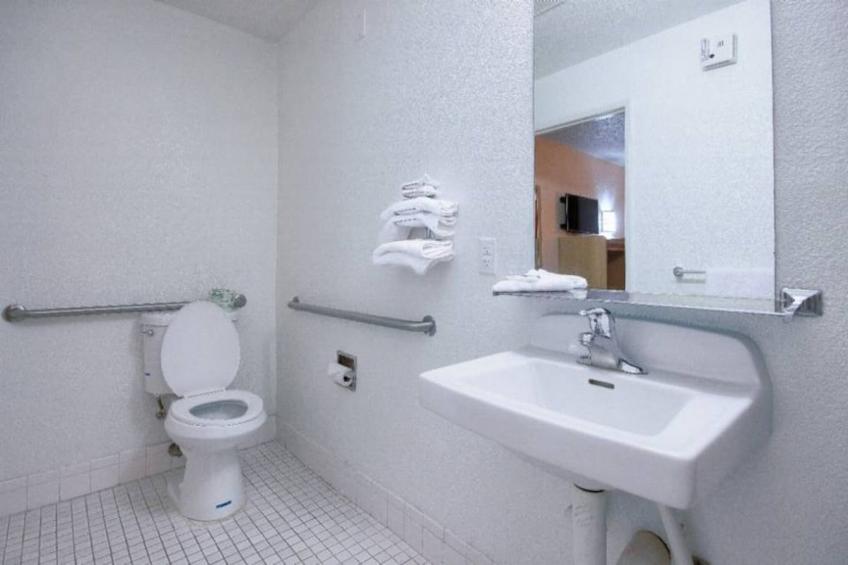 1 Full Bed  ADA/RI Shower Smoking - foto 12