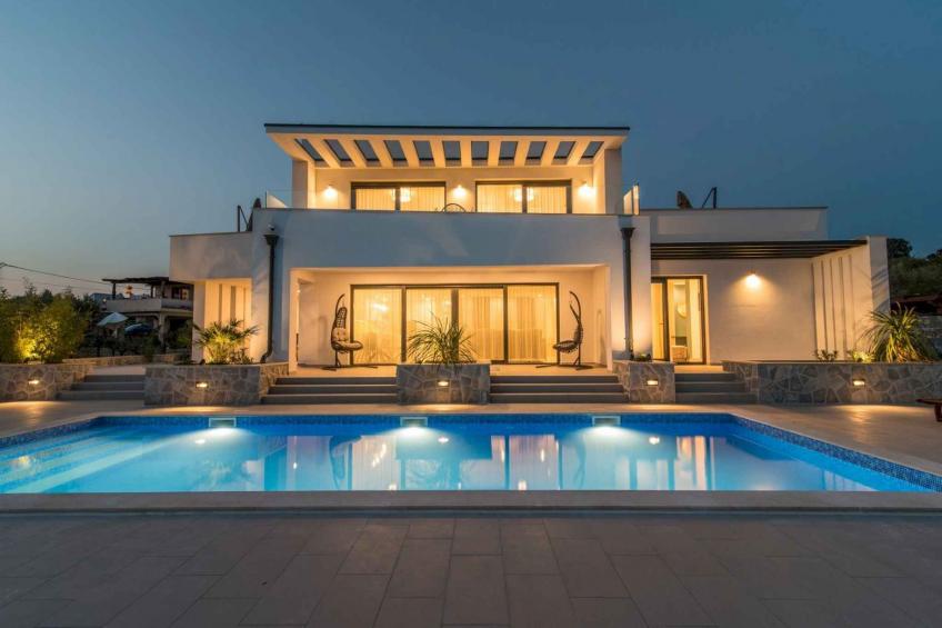 Villa met zwembad en airconditioning - BF-8W6RM