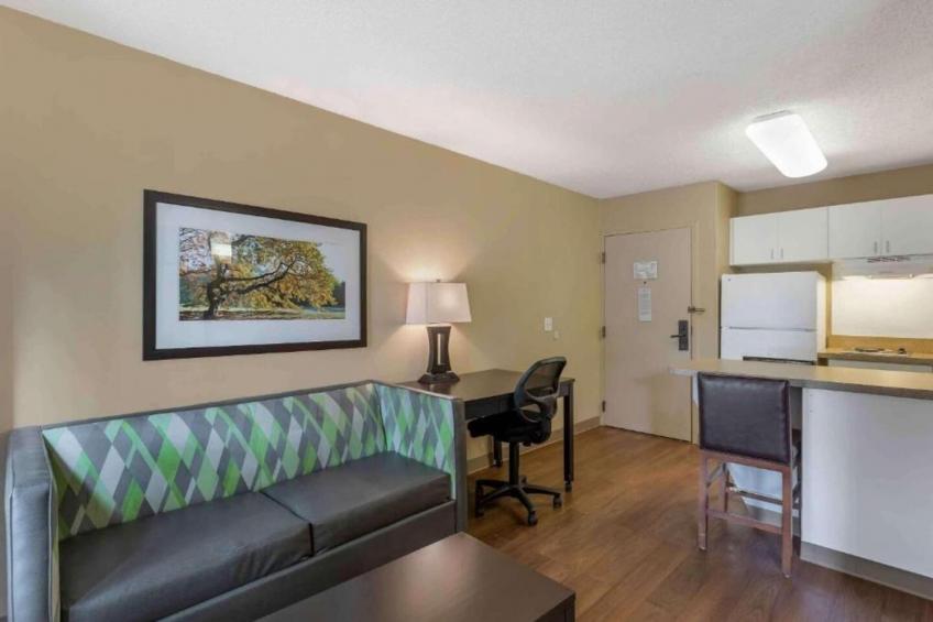 1 Queen Bed  Non-Smoking Kitchen - foto 37
