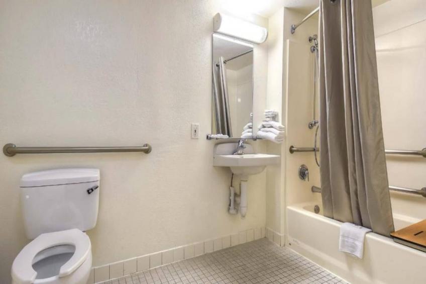 1 Full Bed  ADA/Tub/Mini Fridge - foto 17