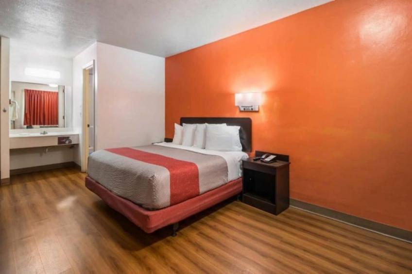 1 King Bed  Non-Smoking Micfridge