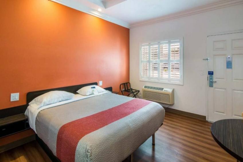 1 King Bed  Non-Smoking Micfridge - foto 5