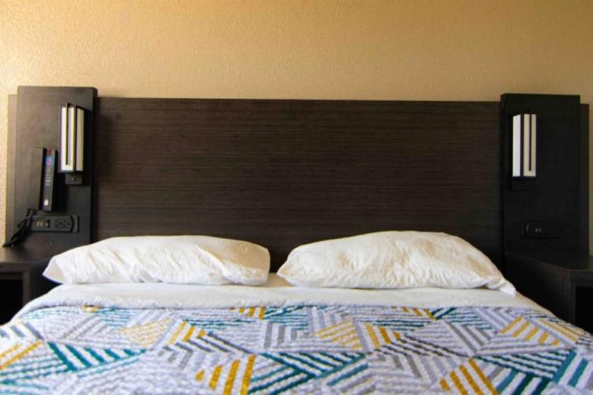 1 Queen Bed  Mobility Accessible Tub - foto 6