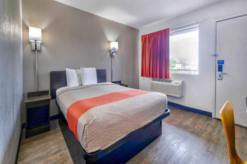1 King Bed  Non-Smoking - foto 4
