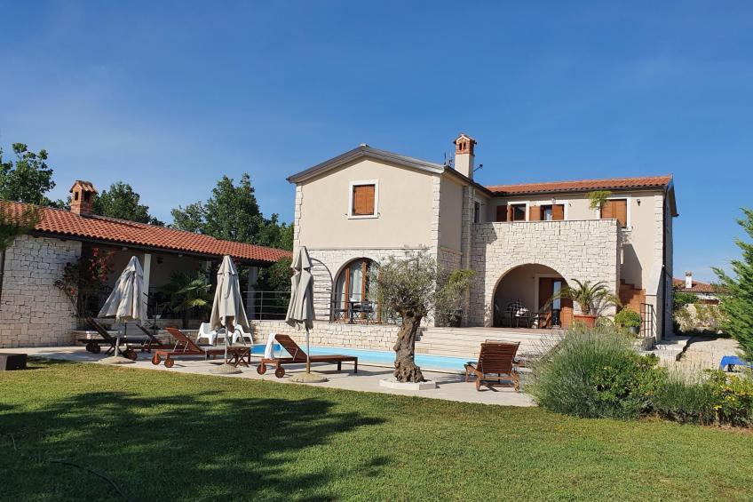 Charmante Villa Histra mit Pool und großem Garten