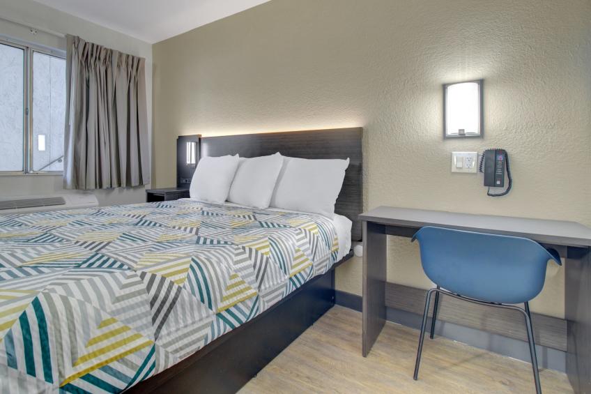 1 Queen Bed  Mob Acc RI Shwr Nsmk Micfridg - foto 12