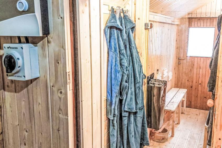 Roubenka u potoka - foto 19