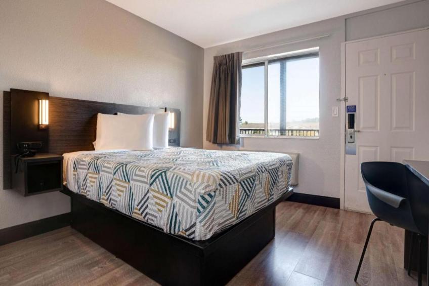 1 Queen Bed  Micfridge - foto 5