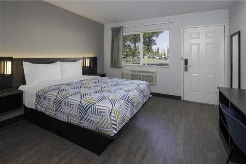 1 Queen Bed  ADA/RI Shower/Mini Fridge - foto 6