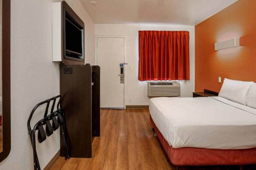1 Queen Bed  ADA/RI Shower - foto 15