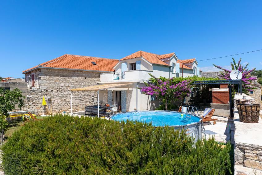 Ruhige Villa mit weitläufigem Garten, ideal für Familien mit Kindern