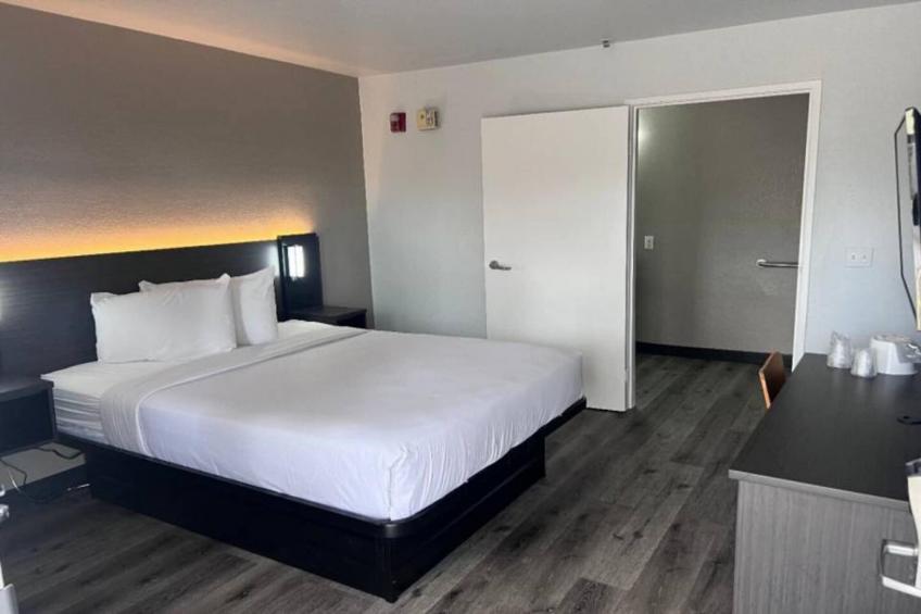 1 Queen Bed  Micfridge - foto 21