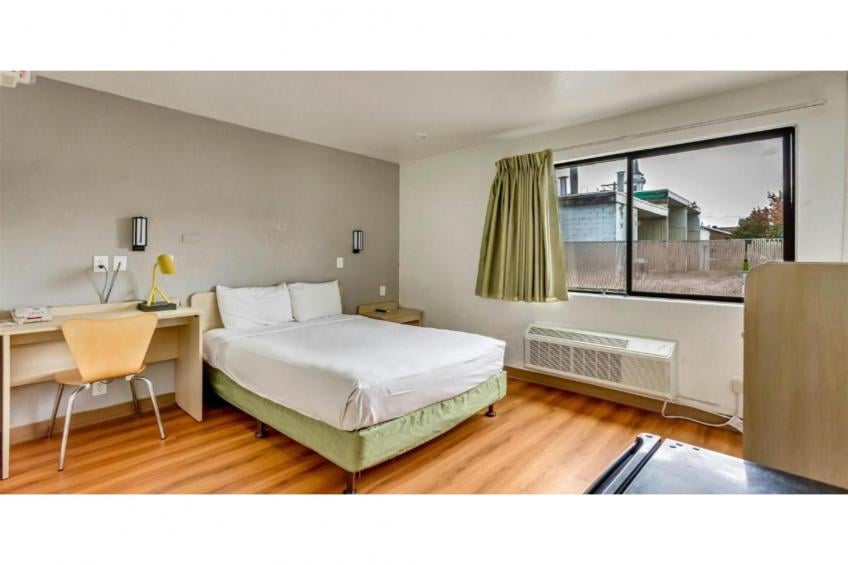 1 Queen Bed  Hearing Accessible Micfridge - foto 8