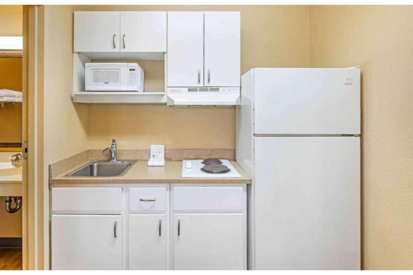 1 King Bed | Non-Smoking, Kitchen, Shower - foto 12