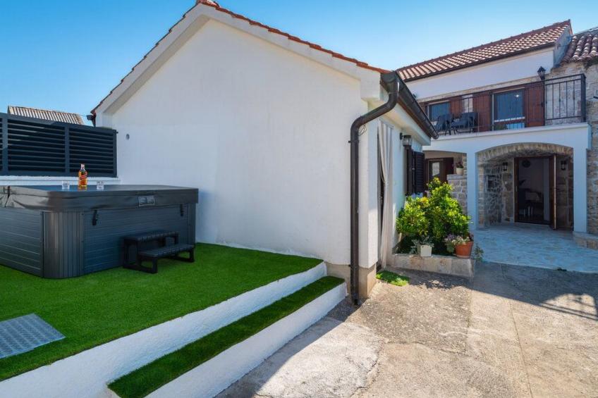 mit Jacuzzi-TA Leut Agency