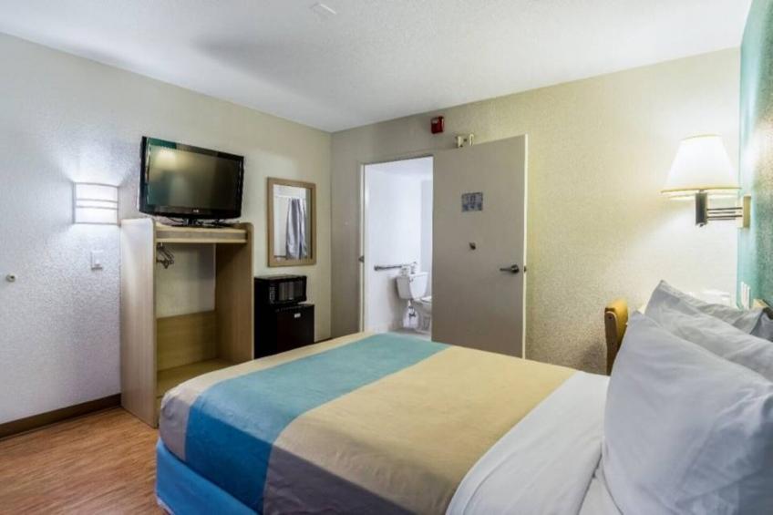 1 Queen Bed  Non-Smoking - foto 13