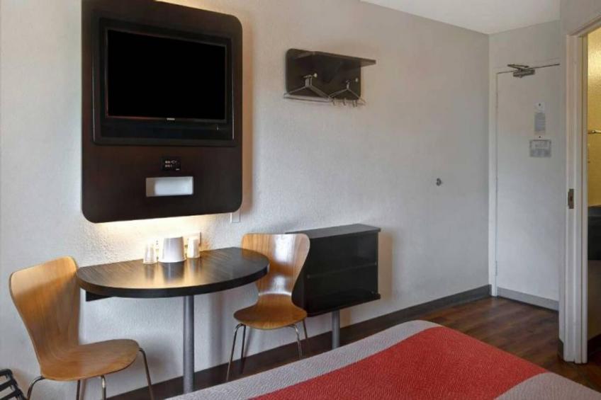 1 Queen Bed  ADA/RI Shower - foto 6