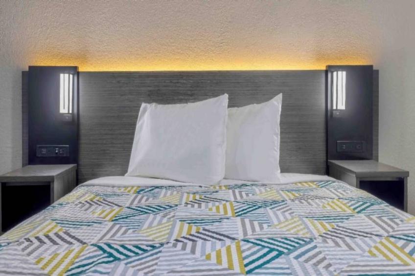 1 Queen Bed  Non-Smoking Kitchen - foto 5