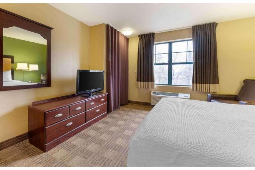 1 King Bed | Non-Smoking, Kitchen, Shower - foto 25