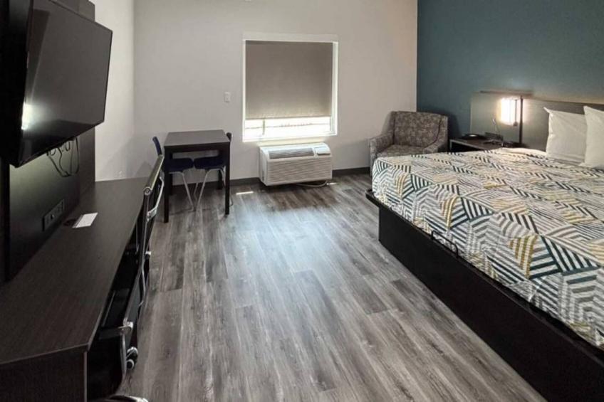1 King Bed  Non-Smoking Kitchen - foto 9
