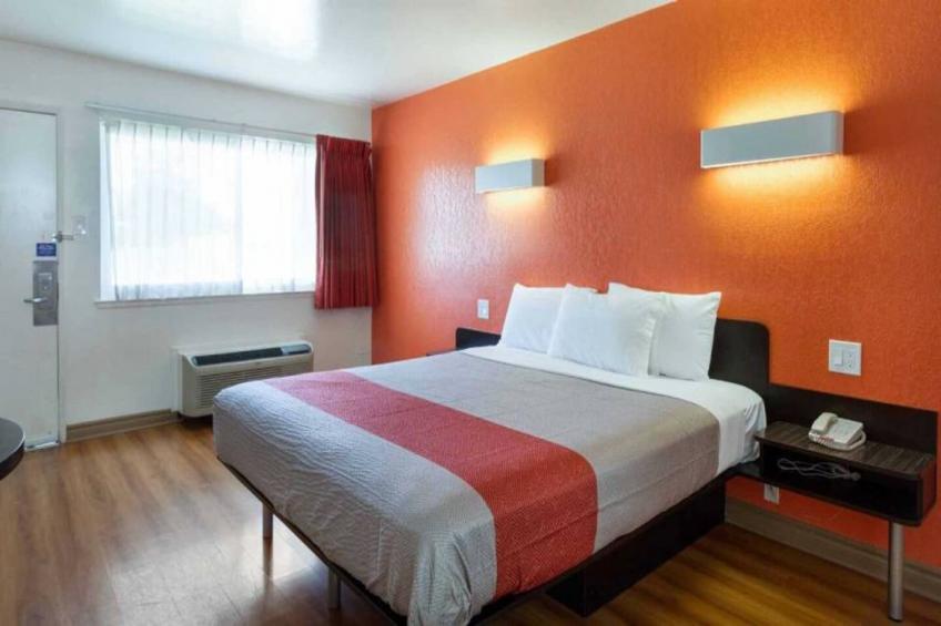 1 King Bed  Non-Smoking - foto 13