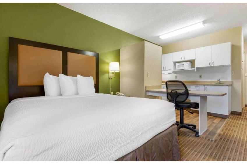 1 Queen Bed  Non-Smoking Kitchen - foto 17