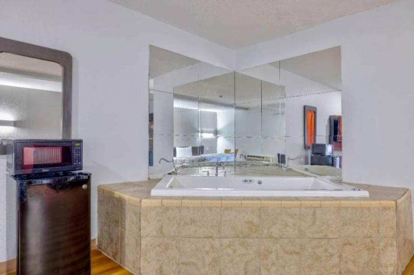 1 Queen Bed  Smoking Kitchen - foto 10
