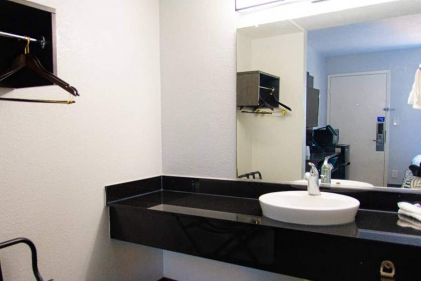1 Queen Bed  ADA/RI Shower/Premium/Micfridge - foto 16