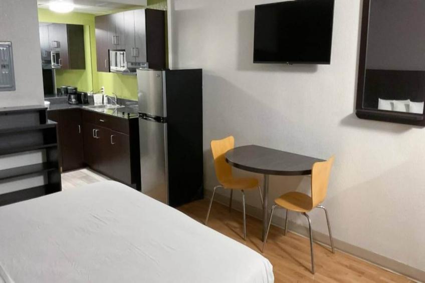 1 King Bed  Mobil Access Tub Nsmk Kitchen - foto 21