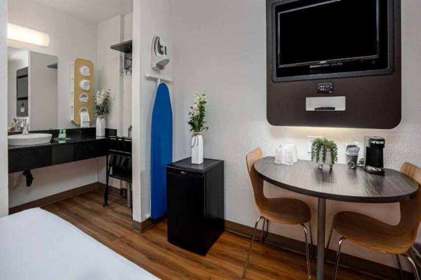 2 Full Beds  Premium Mini Fridge - foto 23