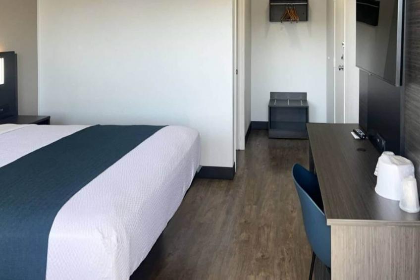 1 Queen Bed  Micfridge - foto 15