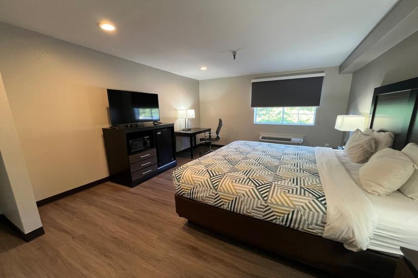 1 King Bed | Non-Smoking, Micfridge - foto 9