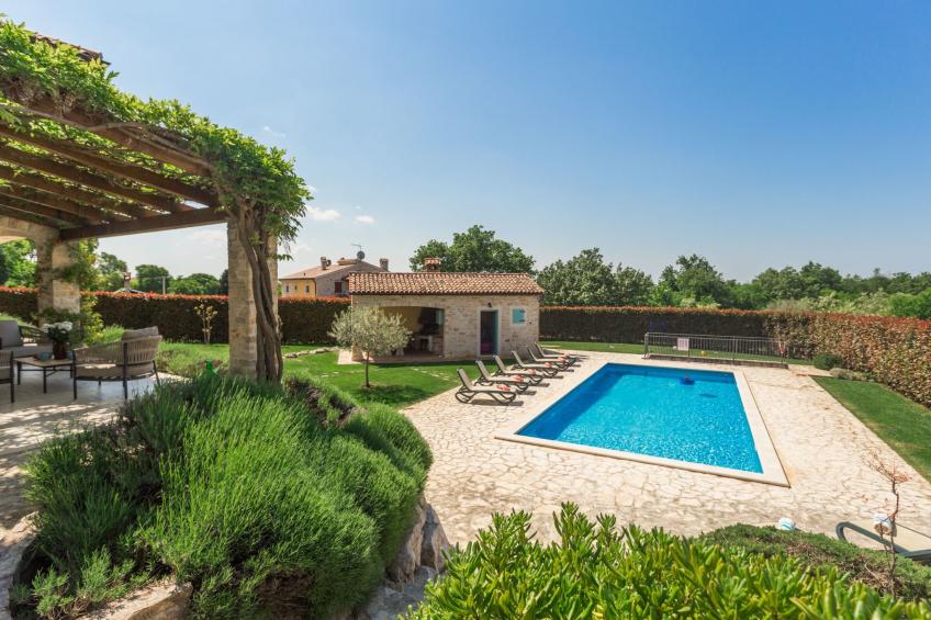 Villa mit Pool, Garten und Sommerküche - foto 2