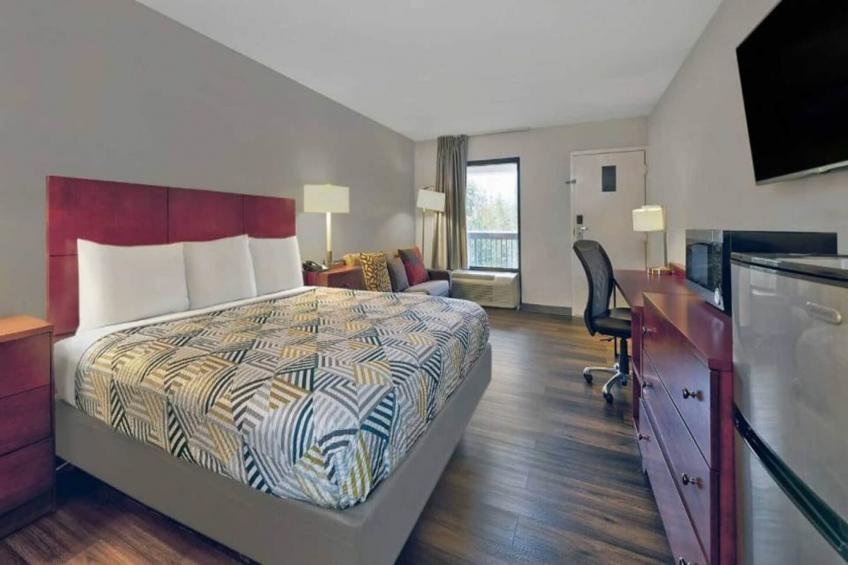 1 King Bed  Non-Smoking Micfridge Sofa-Bed - foto 8