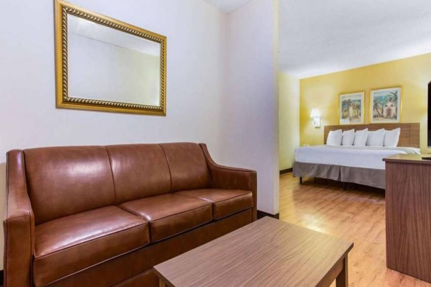 1 Queen Bed  ADA/RI Shower/Smoking/Kitchen - foto 9