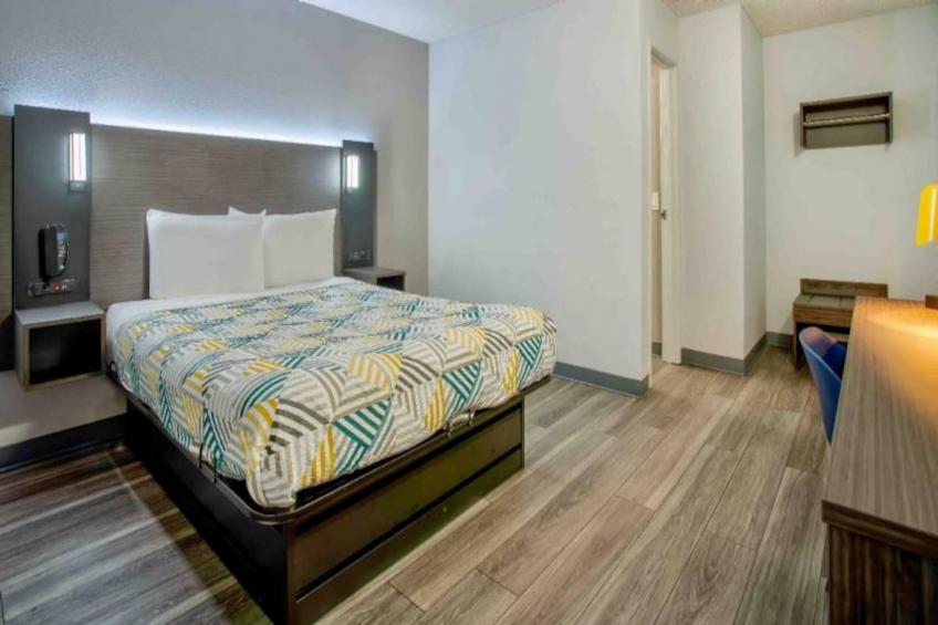 1 Queen Bed  Micfridge