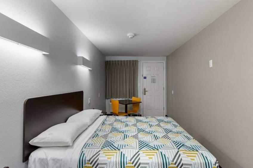 1 King Bed  Non-Smoking Micfridge - foto 7