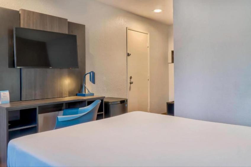 1 Queen Bed  Mini Fridge - foto 11