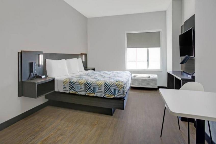 1 King Bed  Non-Smoking Mini Fridge - foto 9