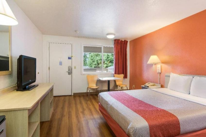 1 Queen Bed  Non-Smoking - foto 3