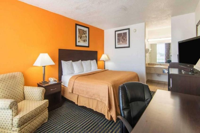 1 King Bed  Non-Smoking Micfridge - foto 7