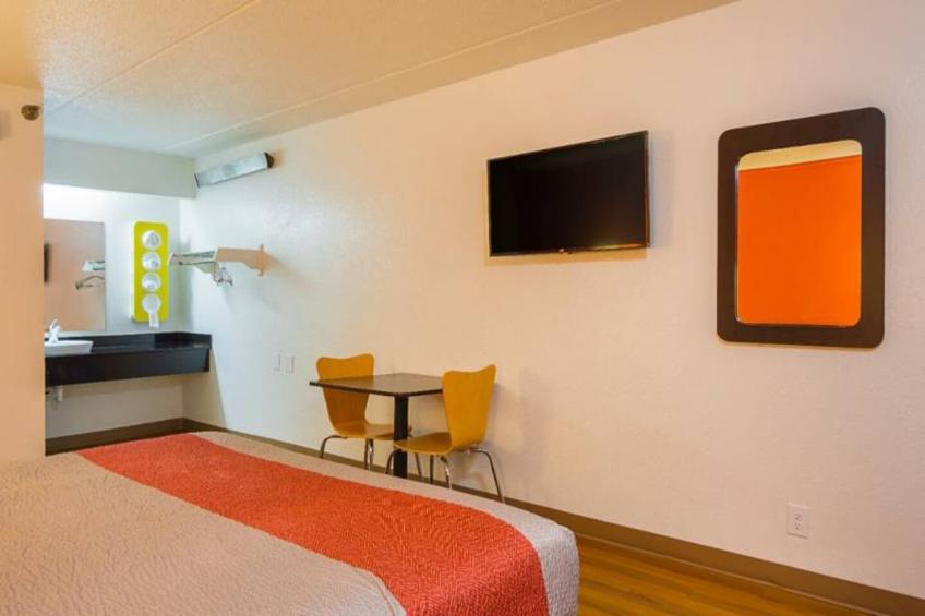 1 Queen Bed  ADA/Tub - foto 6