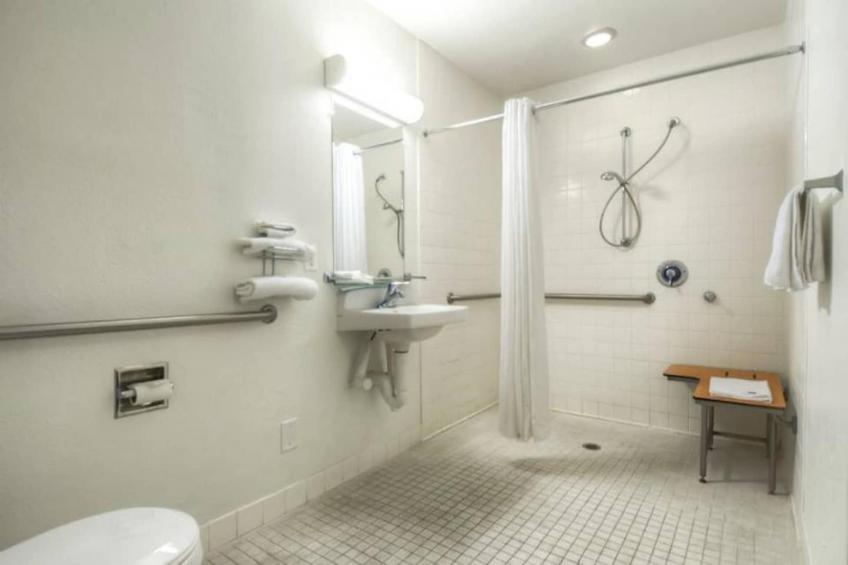1 King Bed  Mob Access Tub Nsmk Minifridg - foto 31