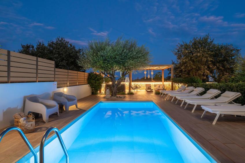 Schöne Pool-Villa Terpsis