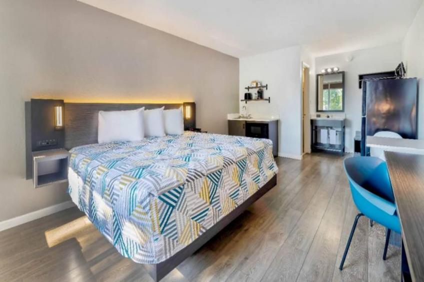1 Queen Bed  Non-Smoking Kitchen - foto 6