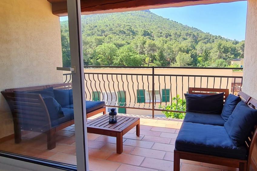 im Herzen eines Weinguts, Terrasse und Balkon mit Bergblick, Schwimmbad