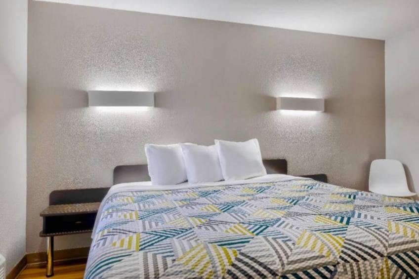 1 Queen Bed  Non-Smoking Kitchen - foto 15