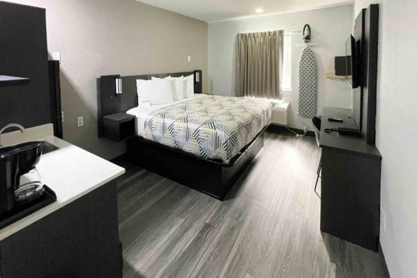 1 King Bed  Non-Smoking Micfridge - foto 6