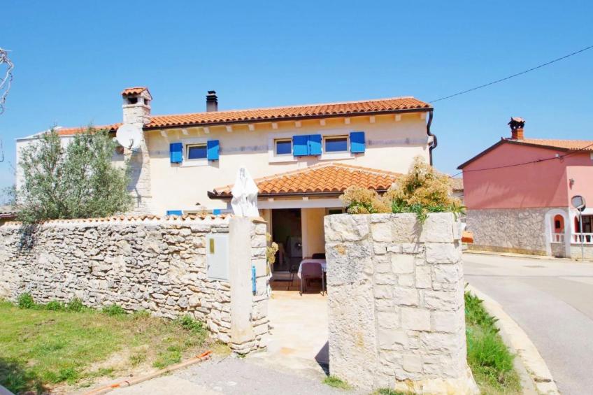 in Kavran mit Terrasse und Grill