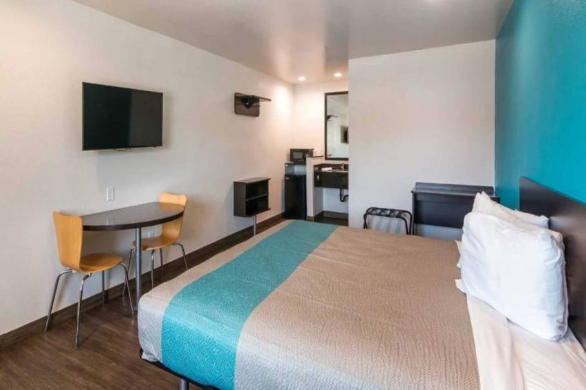 1 King Bed  Suite Non-Smoking Micfridge - foto 15